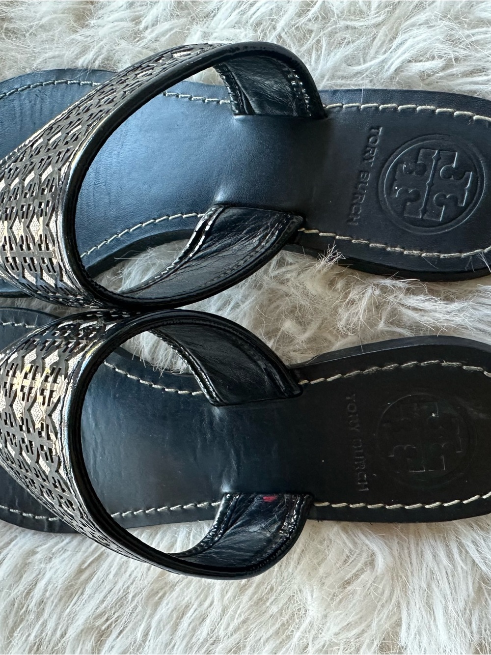 Tory Burch Black leather Sandals with Logo Cutouts beige background 8 - Picture 4 of 11